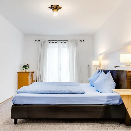 Gaestehaus U Ferienwohnungen Veronika Incl Fruehstuecksbuffet Und Koenigscard Mit 200 Kostenlosen Attraktionen Unterammergau Buitenkant foto