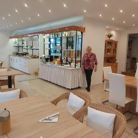 Gaestehaus U Ferienwohnungen Veronika Incl Fruehstuecksbuffet Und Koenigscard Mit 200 Kostenlosen Attraktionen Unterammergau Buitenkant foto